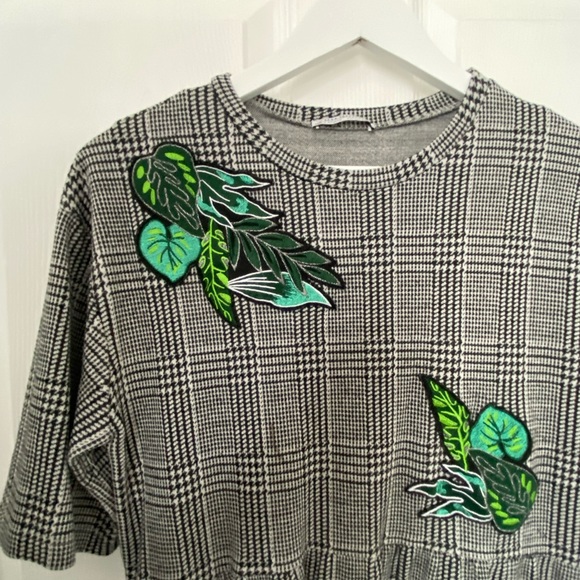 Zara Gray Houndstooth Leaf Patch Peplum Blouse
Size S - Picture 4 of 7